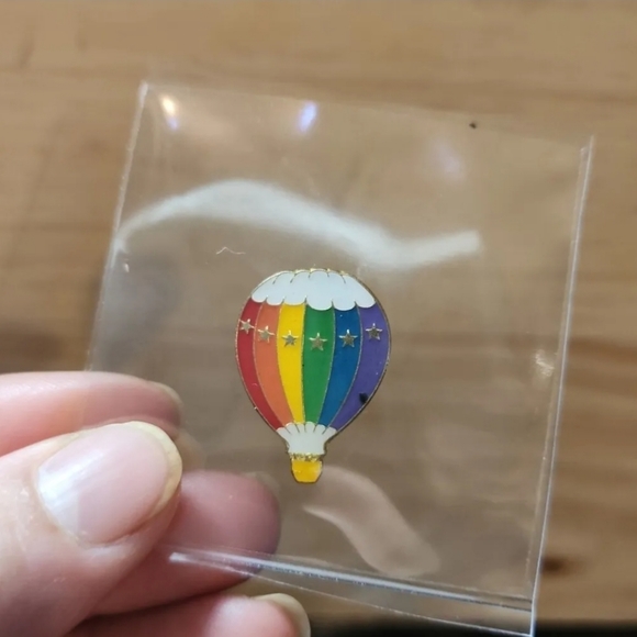 Rainbow Hot Air Balloon Lapel Hat Cap Pin - Picture 3 of 4